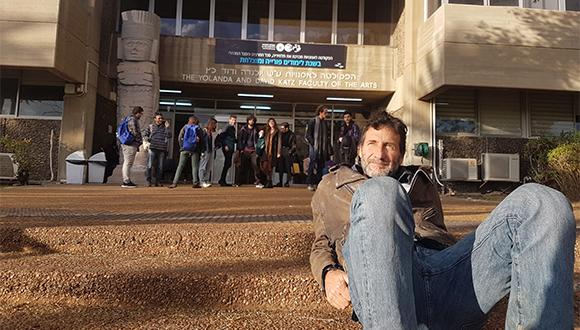 על מדרגות הפקולטה. גור בנטביץ'